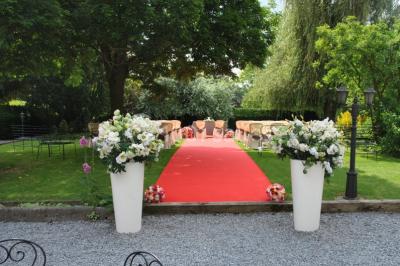 Structure gonflable noire avec cibles circulaires rouges et blanches, installée sur une pelouse en plein air.