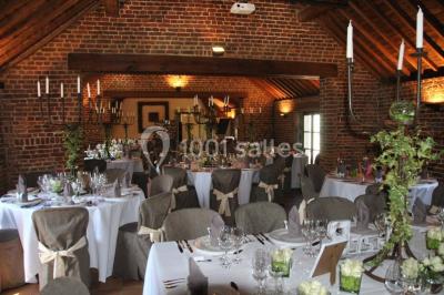 Structure gonflable noire avec cibles circulaires rouges et blanches, installée sur une pelouse en plein air.