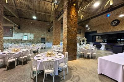 Structure gonflable noire avec cibles circulaires rouges et blanches, installée sur une pelouse en plein air.