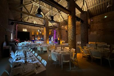 Structure gonflable noire avec cibles circulaires rouges et blanches, installée sur une pelouse en plein air.