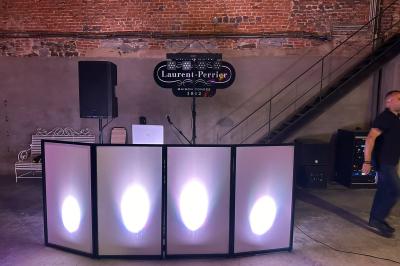 Structure gonflable noire avec cibles circulaires rouges et blanches, installée sur une pelouse en plein air.