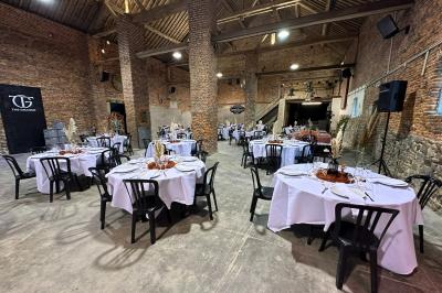 Structure gonflable noire avec cibles circulaires rouges et blanches, installée sur une pelouse en plein air.