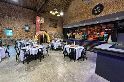 Structure gonflable noire avec cibles circulaires rouges et blanches, installée sur une pelouse en plein air.