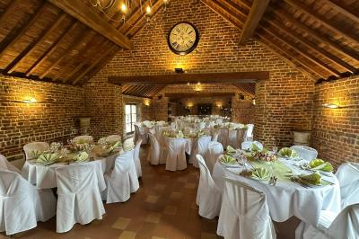 Structure gonflable noire avec cibles circulaires rouges et blanches, installée sur une pelouse en plein air.