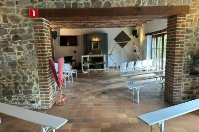 Structure gonflable noire avec cibles circulaires rouges et blanches, installée sur une pelouse en plein air.