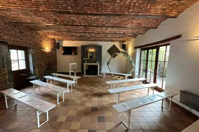 Structure gonflable noire avec cibles circulaires rouges et blanches, installée sur une pelouse en plein air.