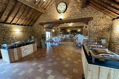 Structure gonflable noire avec cibles circulaires rouges et blanches, installée sur une pelouse en plein air.