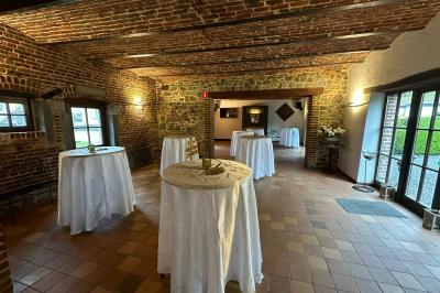 Structure gonflable noire avec cibles circulaires rouges et blanches, installée sur une pelouse en plein air.