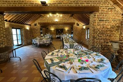 Structure gonflable noire avec cibles circulaires rouges et blanches, installée sur une pelouse en plein air.