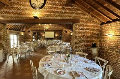 Structure gonflable noire avec cibles circulaires rouges et blanches, installée sur une pelouse en plein air.