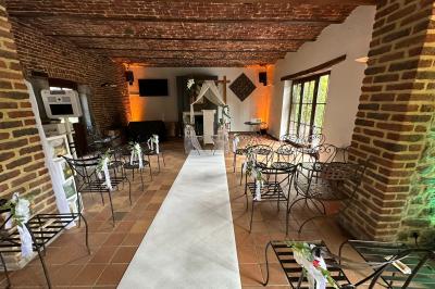 Structure gonflable noire avec cibles circulaires rouges et blanches, installée sur une pelouse en plein air.