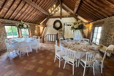 Structure gonflable noire avec cibles circulaires rouges et blanches, installée sur une pelouse en plein air.