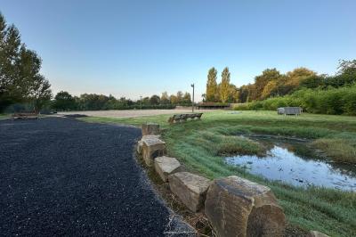 Structure gonflable noire avec cibles circulaires rouges et blanches, installée sur une pelouse en plein air.