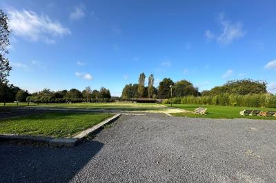 Structure gonflable noire avec cibles circulaires rouges et blanches, installée sur une pelouse en plein air.