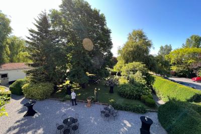 Structure gonflable noire avec cibles circulaires rouges et blanches, installée sur une pelouse en plein air.