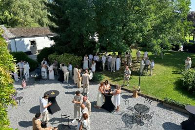 Structure gonflable noire avec cibles circulaires rouges et blanches, installée sur une pelouse en plein air.