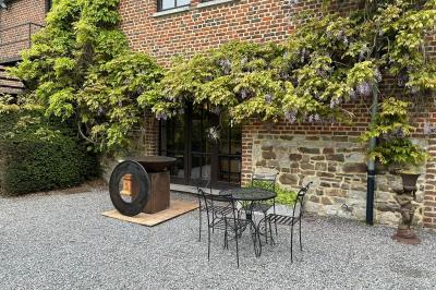 Structure gonflable noire avec cibles circulaires rouges et blanches, installée sur une pelouse en plein air.