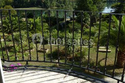 Buffet avec boissons, viennoiseries, fruits et condiments disposés sur deux tables dans une salle lumineuse.