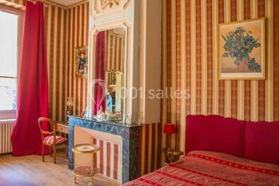 Buffet avec boissons, viennoiseries, fruits et condiments disposés sur deux tables dans une salle lumineuse.