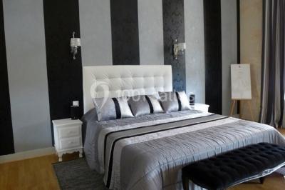 Buffet avec boissons, viennoiseries, fruits et condiments disposés sur deux tables dans une salle lumineuse.