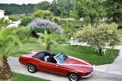 Buffet avec boissons, viennoiseries, fruits et condiments disposés sur deux tables dans une salle lumineuse.