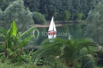 Buffet avec boissons, viennoiseries, fruits et condiments disposés sur deux tables dans une salle lumineuse.