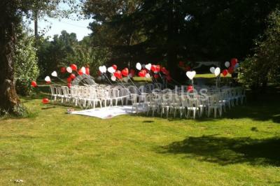 Buffet avec boissons, viennoiseries, fruits et condiments disposés sur deux tables dans une salle lumineuse.