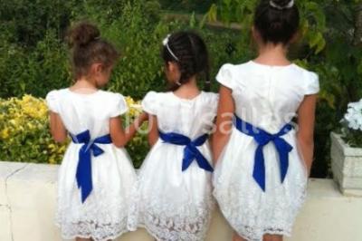 Buffet avec boissons, viennoiseries, fruits et condiments disposés sur deux tables dans une salle lumineuse.