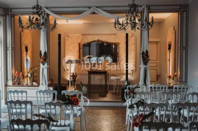 Buffet avec boissons, viennoiseries, fruits et condiments disposés sur deux tables dans une salle lumineuse.