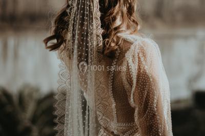 Buffet avec boissons, viennoiseries, fruits et condiments disposés sur deux tables dans une salle lumineuse.