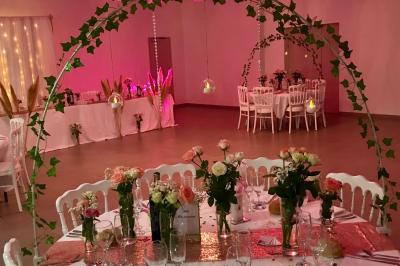 Buffet avec boissons, viennoiseries, fruits et condiments disposés sur deux tables dans une salle lumineuse.