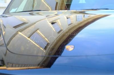 Buffet avec boissons, viennoiseries, fruits et condiments disposés sur deux tables dans une salle lumineuse.