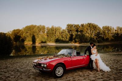Buffet avec boissons, viennoiseries, fruits et condiments disposés sur deux tables dans une salle lumineuse.