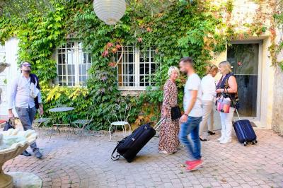 Buffet avec boissons, viennoiseries, fruits et condiments disposés sur deux tables dans une salle lumineuse.