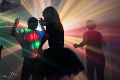 Buffet avec boissons, viennoiseries, fruits et condiments disposés sur deux tables dans une salle lumineuse.