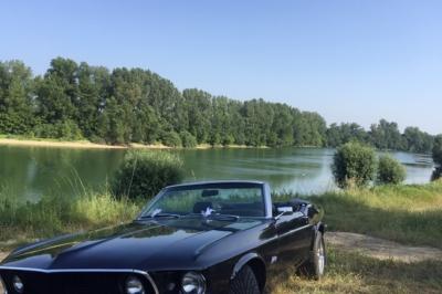 Buffet avec boissons, viennoiseries, fruits et condiments disposés sur deux tables dans une salle lumineuse.