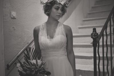 Buffet avec boissons, viennoiseries, fruits et condiments disposés sur deux tables dans une salle lumineuse.