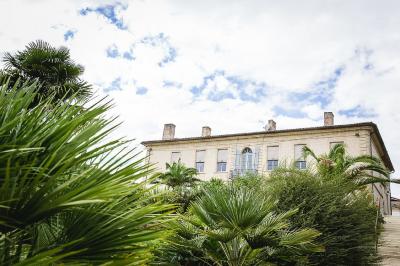 Buffet avec boissons, viennoiseries, fruits et condiments disposés sur deux tables dans une salle lumineuse.