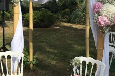 Buffet avec boissons, viennoiseries, fruits et condiments disposés sur deux tables dans une salle lumineuse.