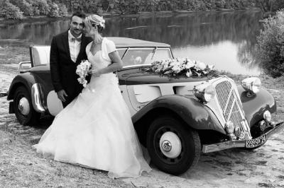 Buffet avec boissons, viennoiseries, fruits et condiments disposés sur deux tables dans une salle lumineuse.