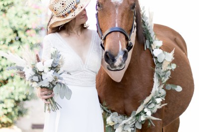 Buffet avec boissons, viennoiseries, fruits et condiments disposés sur deux tables dans une salle lumineuse.