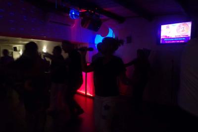 Miniature Location salle La Penne-sur-Huveaune (Bouches-du-Rhône) - Le Pajuto #20 Deux tranches de pain perdu avec glace vanille, chantilly, caramel et une framboise, servies sur une assiette blanche.