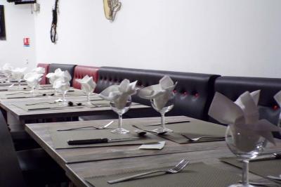 Miniature Location salle La Penne-sur-Huveaune (Bouches-du-Rhône) - Le Pajuto #9 Deux tranches de pain perdu avec glace vanille, chantilly, caramel et une framboise, servies sur une assiette blanche.