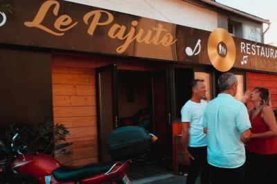 Miniature Location salle La Penne-sur-Huveaune (Bouches-du-Rhône) - Le Pajuto #24 Deux tranches de pain perdu avec glace vanille, chantilly, caramel et une framboise, servies sur une assiette blanche.