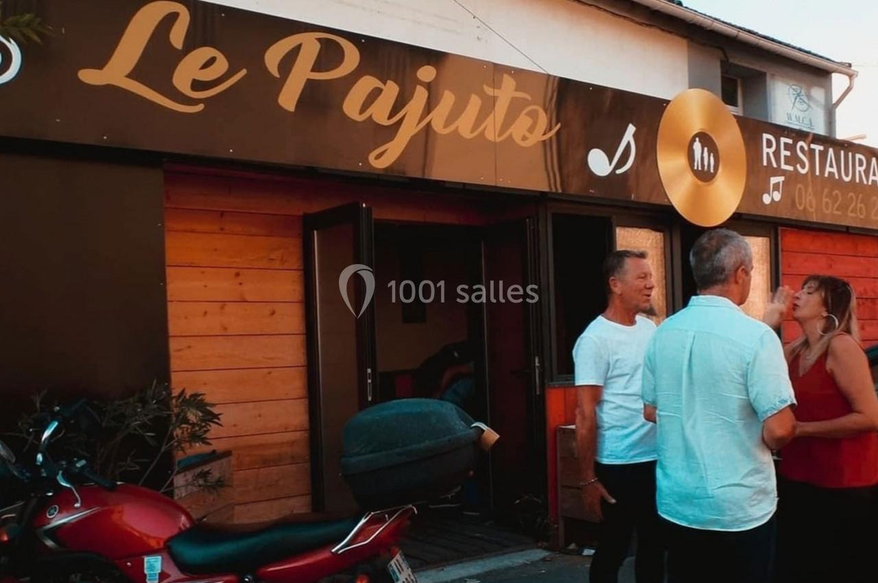 Façade d'un restaurant nommé ’Le Pajuto’ avec des personnes discutant devant l'entrée.