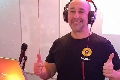 Miniature Location salle La Penne-sur-Huveaune (Bouches-du-Rhône) - Le Pajuto #11 Deux tranches de pain perdu avec glace vanille, chantilly, caramel et une framboise, servies sur une assiette blanche.