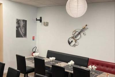 Miniature Location salle La Penne-sur-Huveaune (Bouches-du-Rhône) - Le Pajuto #3 Deux tranches de pain perdu avec glace vanille, chantilly, caramel et une framboise, servies sur une assiette blanche.