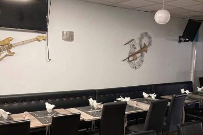 Miniature Location salle La Penne-sur-Huveaune (Bouches-du-Rhône) - Le Pajuto #10 Deux tranches de pain perdu avec glace vanille, chantilly, caramel et une framboise, servies sur une assiette blanche.