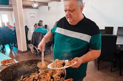 Miniature Location salle La Penne-sur-Huveaune (Bouches-du-Rhône) - Le Pajuto #27 Deux tranches de pain perdu avec glace vanille, chantilly, caramel et une framboise, servies sur une assiette blanche.