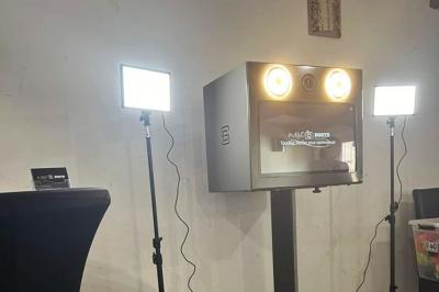 Miniature Location salle La Penne-sur-Huveaune (Bouches-du-Rhône) - Le Pajuto #13 Deux tranches de pain perdu avec glace vanille, chantilly, caramel et une framboise, servies sur une assiette blanche.